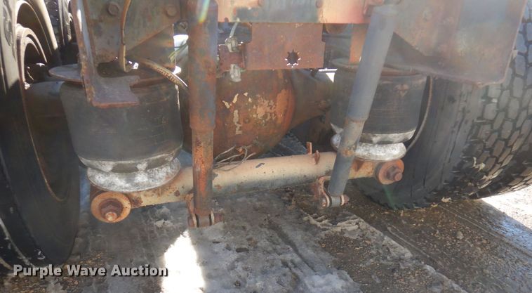 image for item AF9403 1993 International F-8100  semi truck