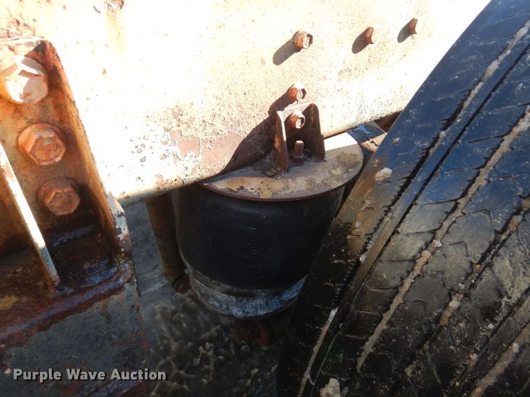 image for item AF9403 1993 International F-8100  semi truck