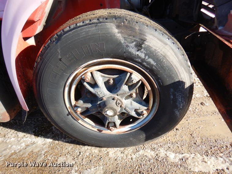 image for item AF9403 1993 International F-8100  semi truck