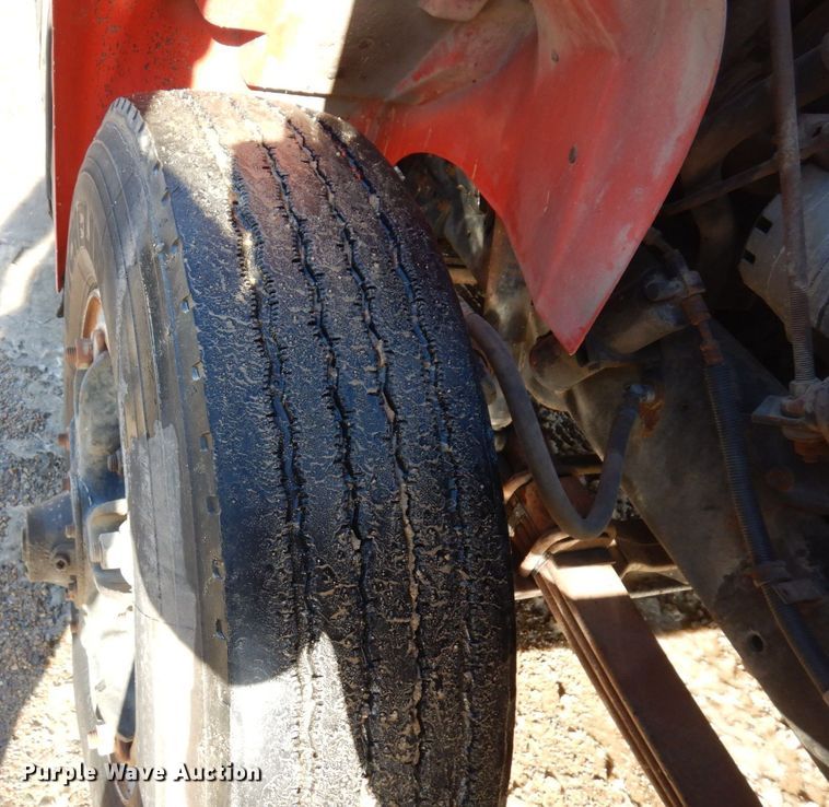 image for item AF9403 1993 International F-8100  semi truck