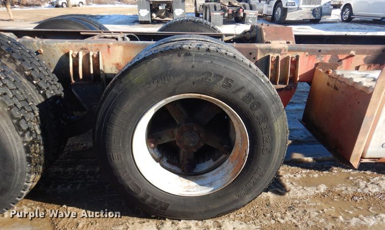 image for item AF9403 1993 International F-8100  semi truck