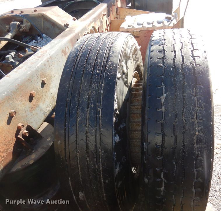 image for item AF9403 1993 International F-8100  semi truck