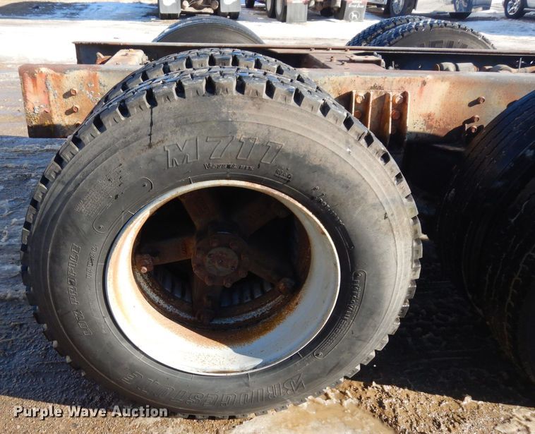 image for item AF9403 1993 International F-8100  semi truck