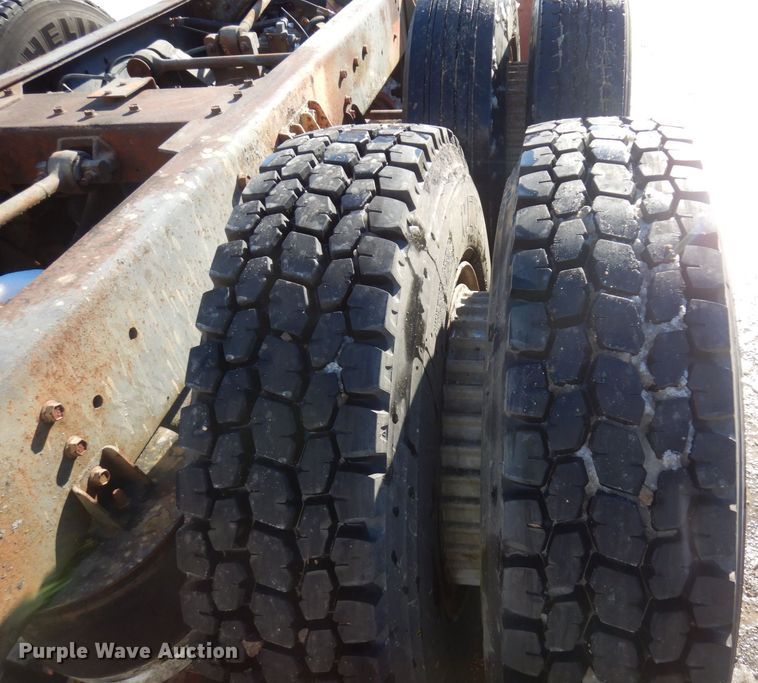 image for item AF9403 1993 International F-8100  semi truck