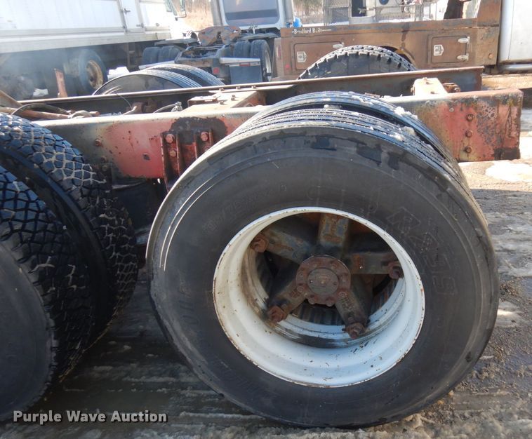 image for item AF9403 1993 International F-8100  semi truck