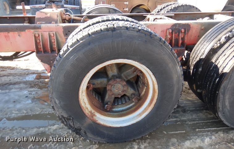 image for item AF9403 1993 International F-8100  semi truck