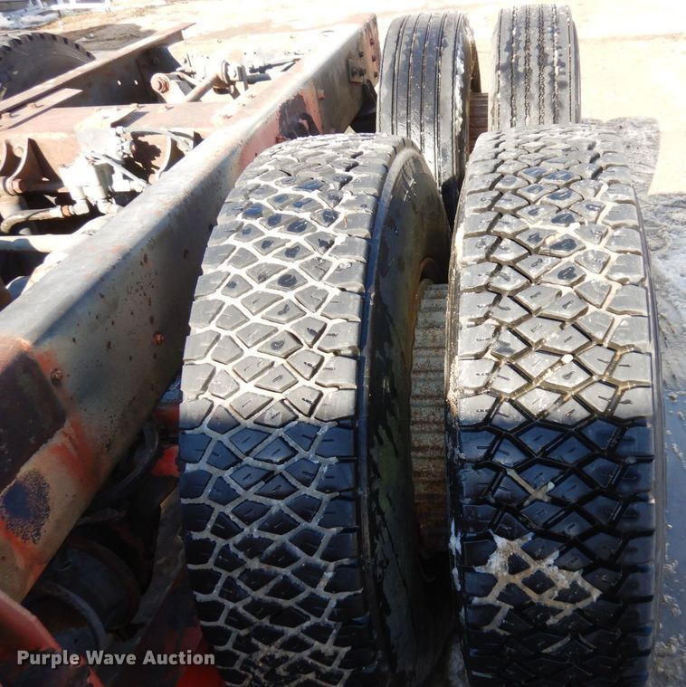 image for item AF9403 1993 International F-8100  semi truck