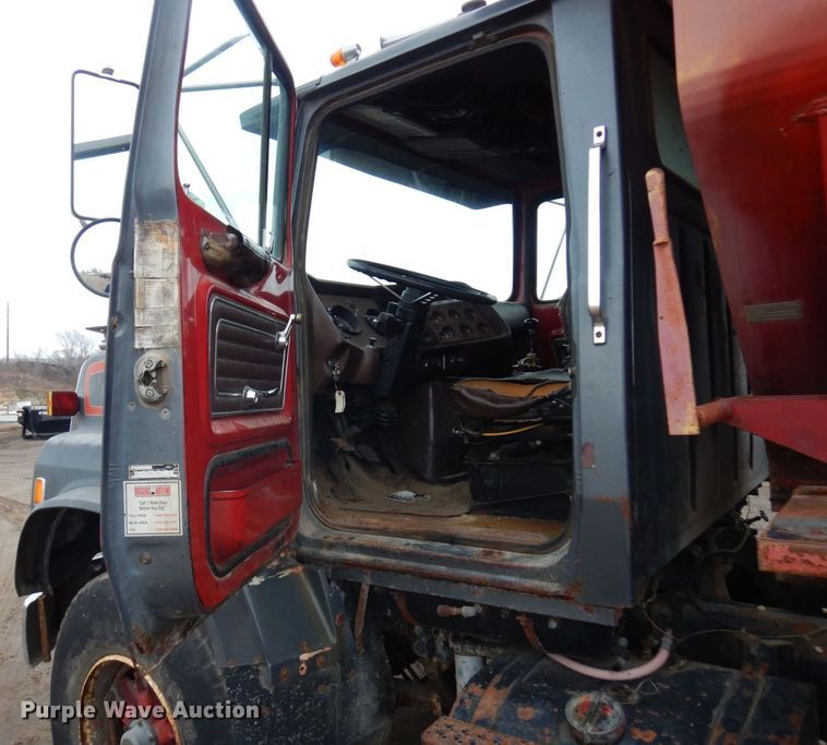 image for item AF9465 1979 Ford 9000  dump truck