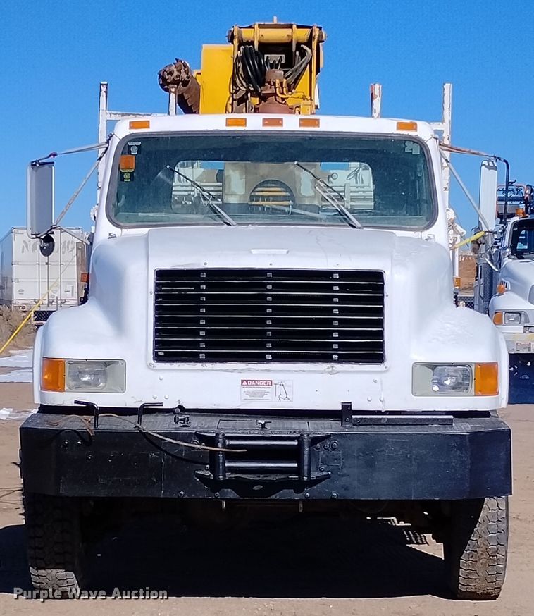 image for item DF8224 1990 International 4800  digger derrick truck