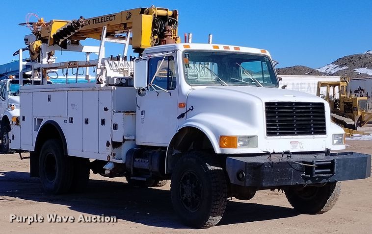 image for item DF8224 1990 International 4800  digger derrick truck