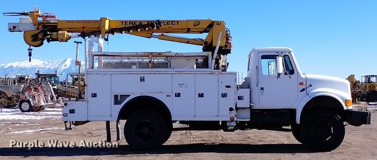image for item DF8224 1990 International 4800  digger derrick truck