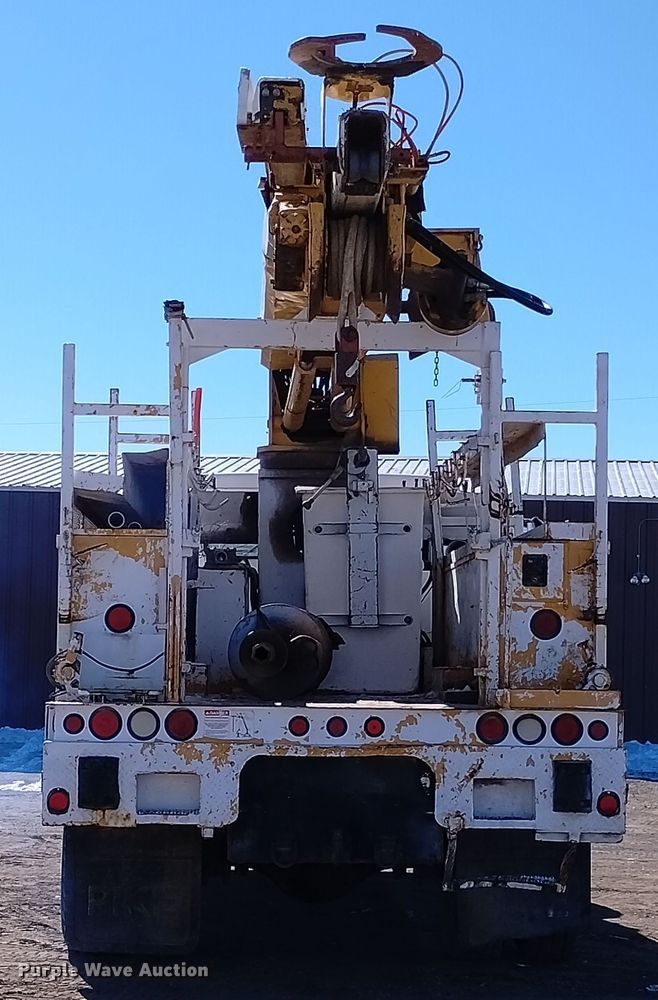 image for item DF8224 1990 International 4800  digger derrick truck