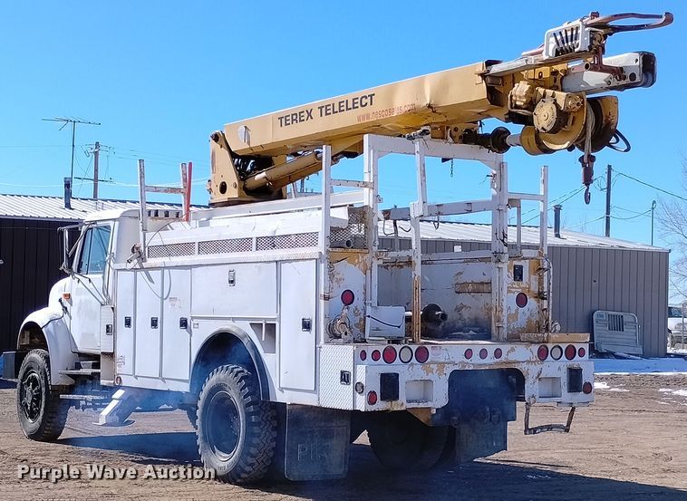 image for item DF8224 1990 International 4800  digger derrick truck