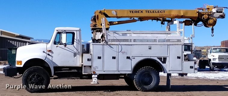 image for item DF8224 1990 International 4800  digger derrick truck