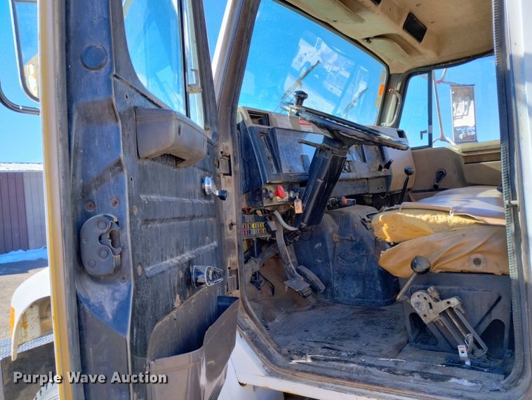 image for item DF8224 1990 International 4800  digger derrick truck