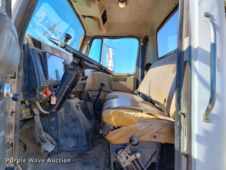 image for item DF8224 1990 International 4800  digger derrick truck