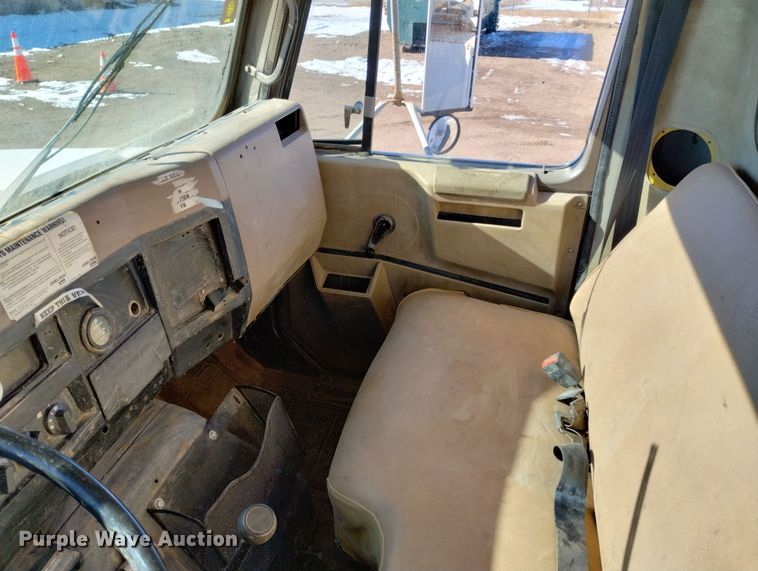 image for item DF8224 1990 International 4800  digger derrick truck