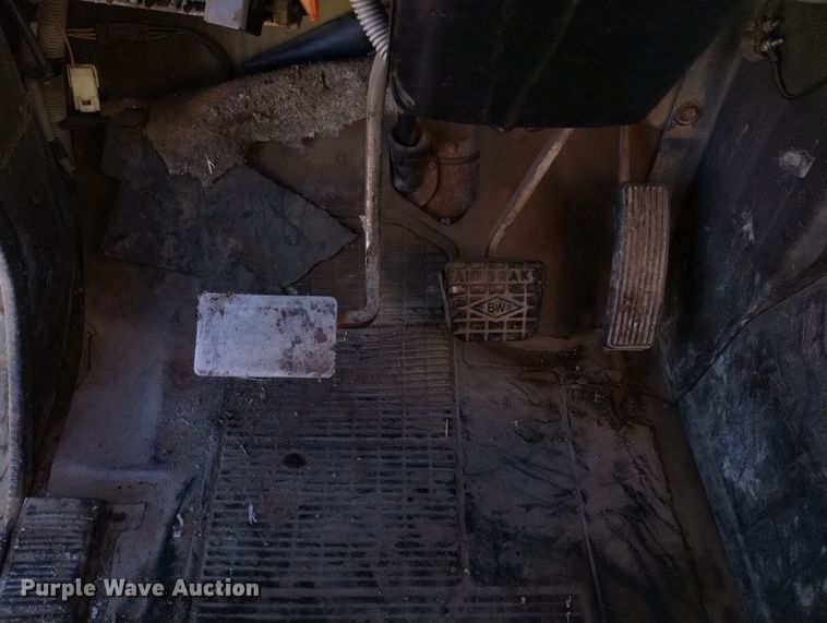 image for item DF8224 1990 International 4800  digger derrick truck