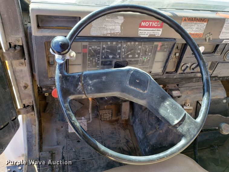 image for item DF8224 1990 International 4800  digger derrick truck