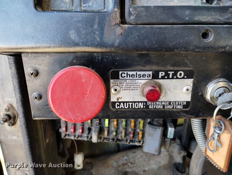 image for item DF8224 1990 International 4800  digger derrick truck