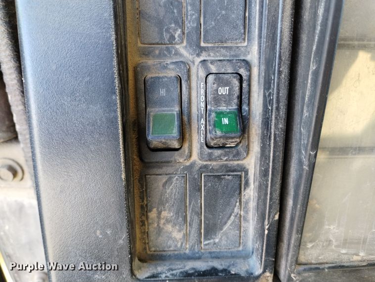 image for item DF8224 1990 International 4800  digger derrick truck