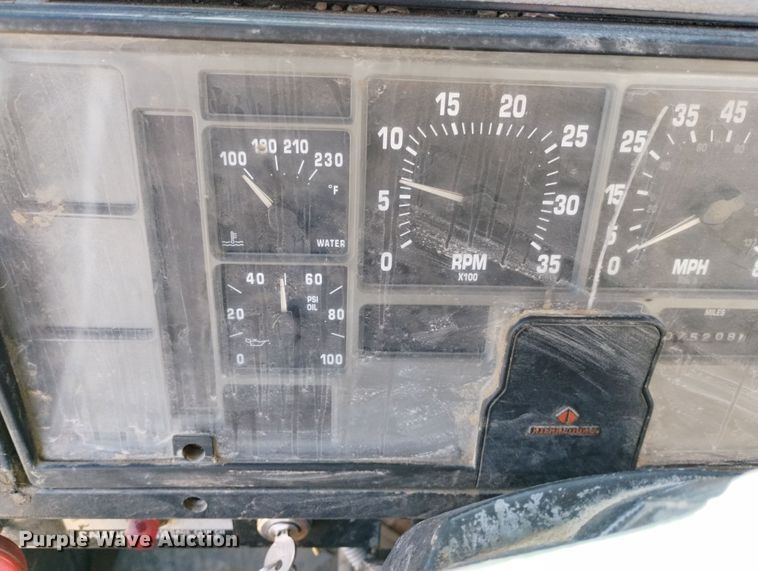 image for item DF8224 1990 International 4800  digger derrick truck