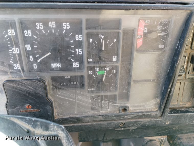 image for item DF8224 1990 International 4800  digger derrick truck