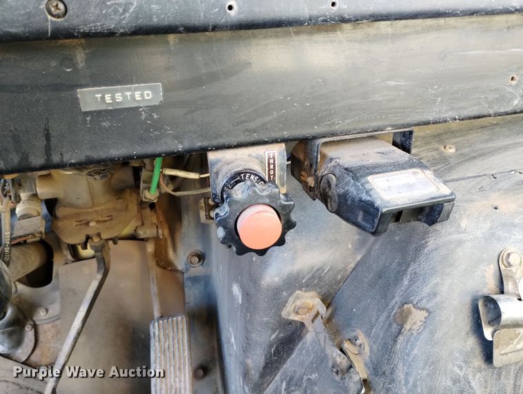 image for item DF8224 1990 International 4800  digger derrick truck