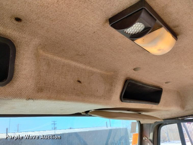 image for item DF8224 1990 International 4800  digger derrick truck