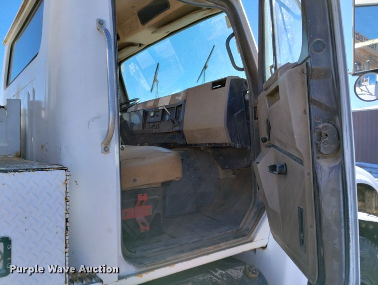 image for item DF8224 1990 International 4800  digger derrick truck