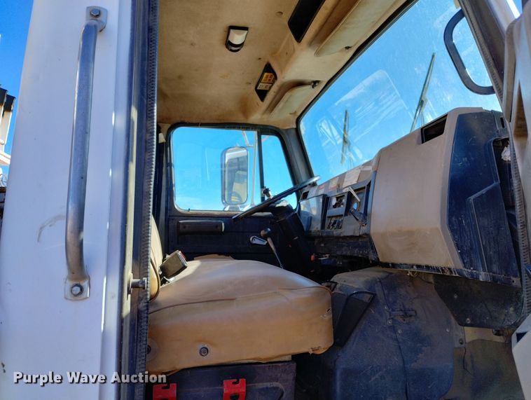 image for item DF8224 1990 International 4800  digger derrick truck