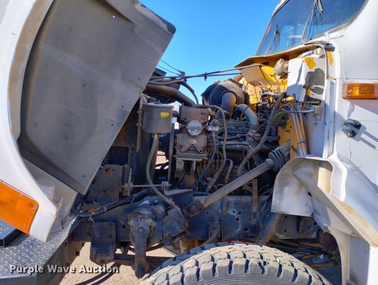 image for item DF8224 1990 International 4800  digger derrick truck