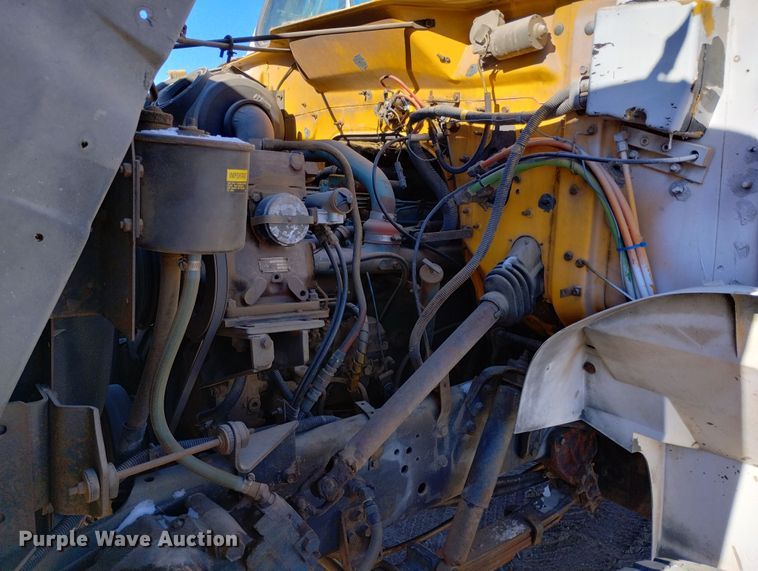 image for item DF8224 1990 International 4800  digger derrick truck