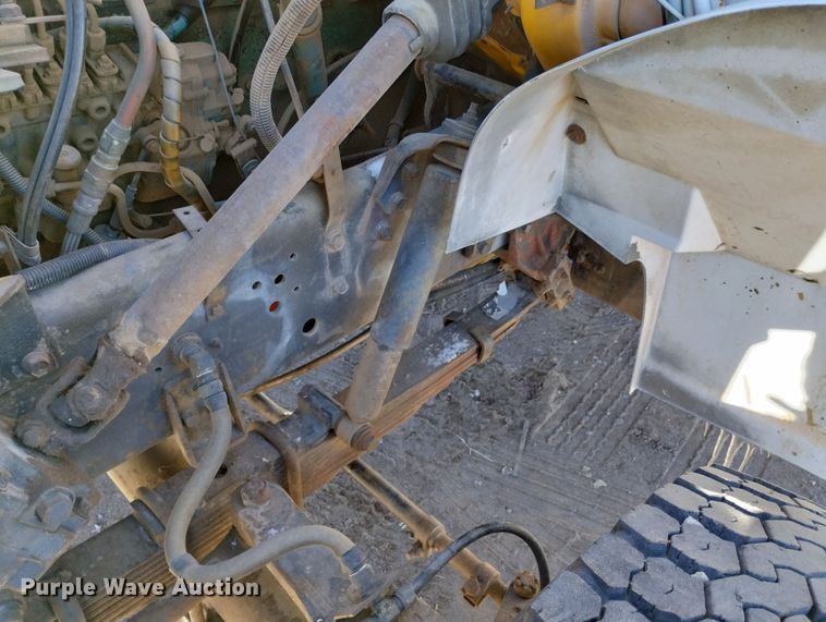 image for item DF8224 1990 International 4800  digger derrick truck