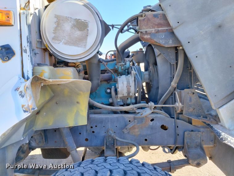 image for item DF8224 1990 International 4800  digger derrick truck