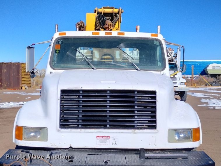 image for item DF8224 1990 International 4800  digger derrick truck