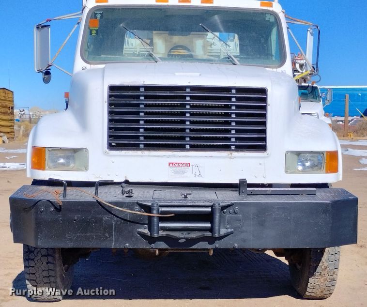 image for item DF8224 1990 International 4800  digger derrick truck