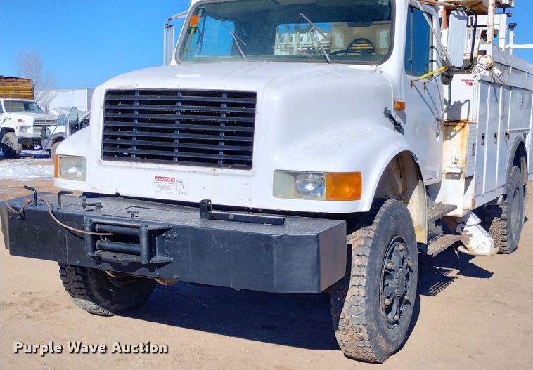image for item DF8224 1990 International 4800  digger derrick truck