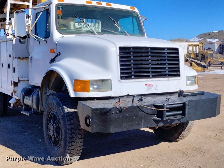 image for item DF8224 1990 International 4800  digger derrick truck