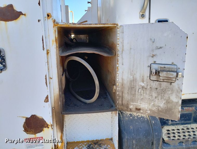 image for item DF8224 1990 International 4800  digger derrick truck