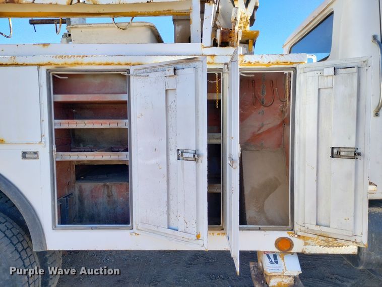 image for item DF8224 1990 International 4800  digger derrick truck