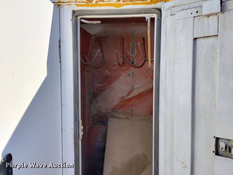 image for item DF8224 1990 International 4800  digger derrick truck