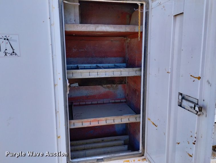 image for item DF8224 1990 International 4800  digger derrick truck