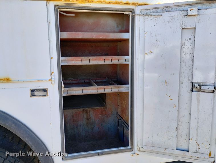 image for item DF8224 1990 International 4800  digger derrick truck