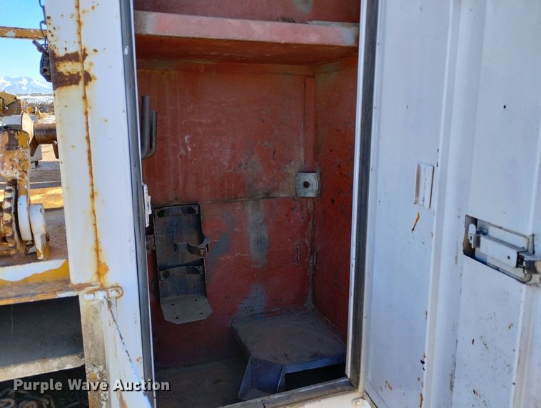 image for item DF8224 1990 International 4800  digger derrick truck