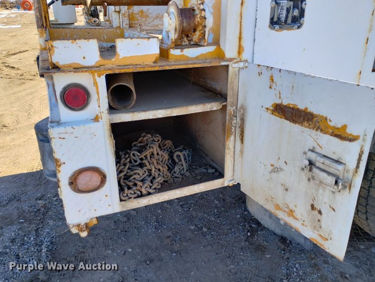 image for item DF8224 1990 International 4800  digger derrick truck