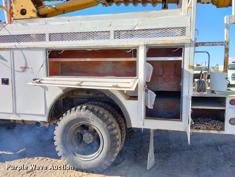image for item DF8224 1990 International 4800  digger derrick truck