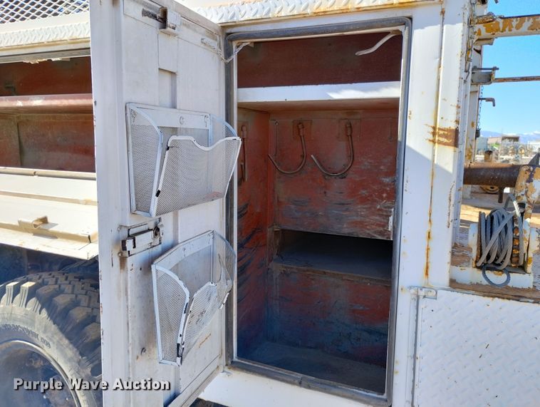 image for item DF8224 1990 International 4800  digger derrick truck