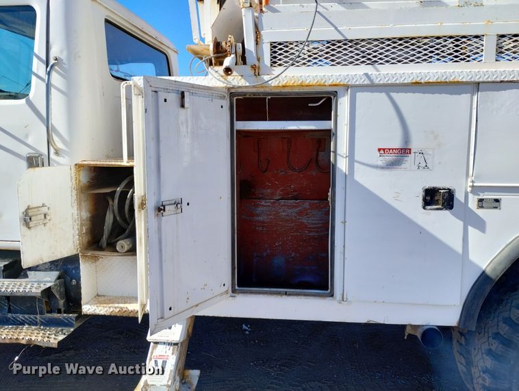 image for item DF8224 1990 International 4800  digger derrick truck