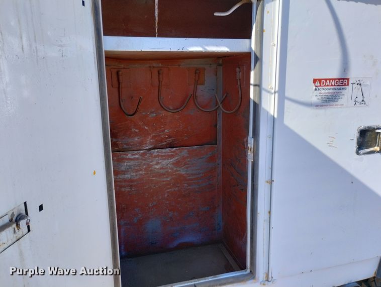 image for item DF8224 1990 International 4800  digger derrick truck